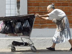 Aunque la osteoporosis suele presentarse con mayor auge en mujeres mayores de 60 años de edad, la patología se gesta desde alrededor de los 45 ó 50 años. EL INFORMADOR / ARCHIVO