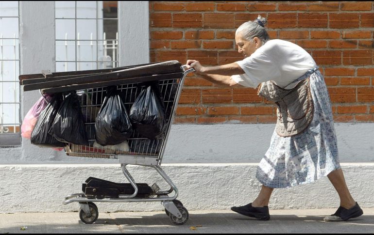 Aunque la osteoporosis suele presentarse con mayor auge en mujeres mayores de 60 años de edad, la patología se gesta desde alrededor de los 45 ó 50 años. EL INFORMADOR / ARCHIVO