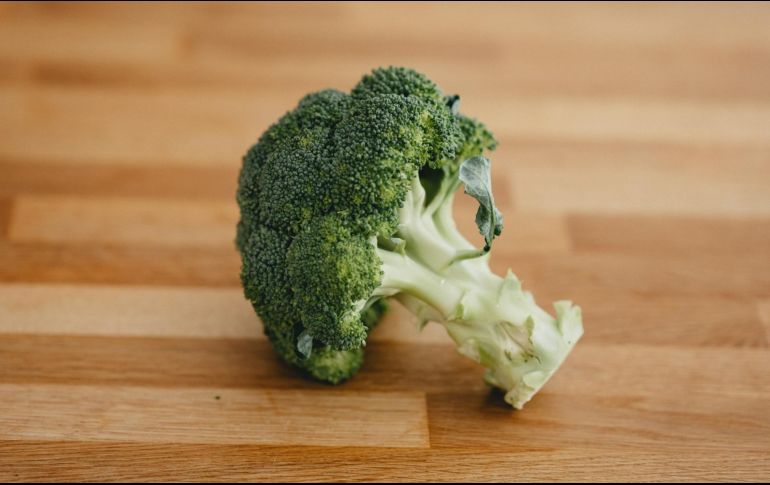 Hortalizas como la lechuga, el brócoli y la espinaca se encuentran entre los que aportan vitamina K a nuestro organismo. A ellos se suman la carne, los higos y los arándanos azules, entre otros. ESPECIAL / Foto de Annie Spratt en Unsplash