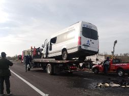 En el incidente se vieron involucrados una camioneta de transporte de personal y una unidad de transporte de carga pesada. X/@SSPC_SLP.