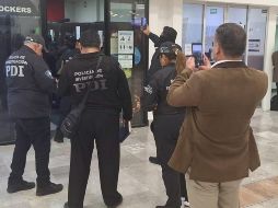 Tras la detención se informó que el sujeto presuntamente promovía y recibía radios para que mediante clonación se accediera a las frecuencias de la Policía Auxiliar. X: @AICM_mx.