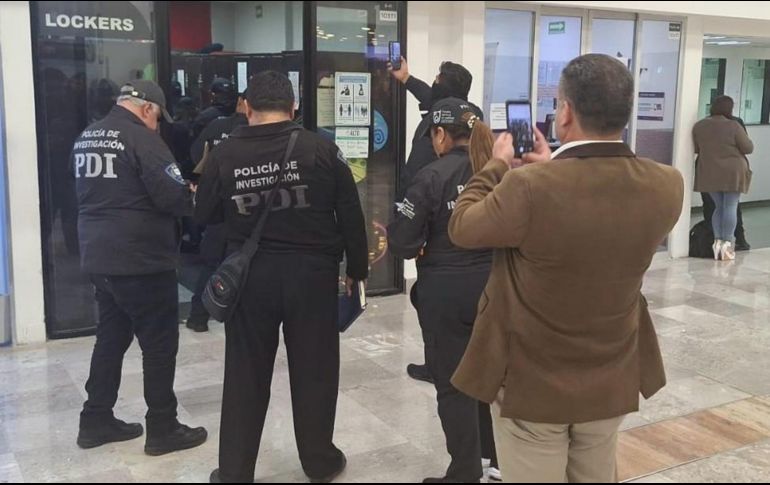 Tras la detención se informó que el sujeto presuntamente promovía y recibía radios para que mediante clonación se accediera a las frecuencias de la Policía Auxiliar. X: @AICM_mx.