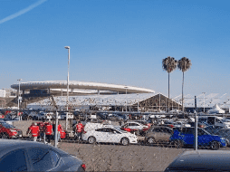 Tres horas antes de que arrancara el juego el estacionamiento principal del inmueble lucía con una carga importante de tráfico vehicular. EL INFORMADOR/D.REOS