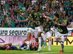 El colombiano Stiven Barreiro, en su partido 150 con el León, marcó el gol de la victoria. EFE/L. Ramírez