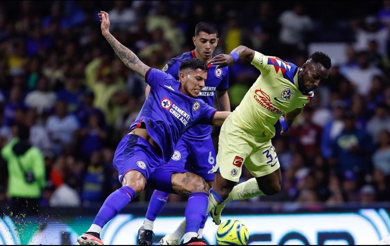 Durante el partido, la defensa del Cruz Azul sólo le vio el número a Julián Quiñonez. EFE/S. Gutiérrez