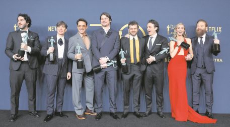 (De izquierda a derecha) Benny Safdie, Cillian Murphy, Robert Downey Jr., Josh Hartnett, Alden Ehrenreich, Casey Affleck, Emily Blunt y Kenneth Branagh, ganadores del premio al  Mejor Elenco en la película “Oppenheimer”. AFP/F. Harrison