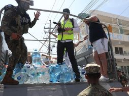 Los uniformados elaboraron y distribuyeron despensas a los afectados con el apoyo logístico de embarcaciones, aeronaves y vehículos de la Armada de México. SUN / ARCHIVO