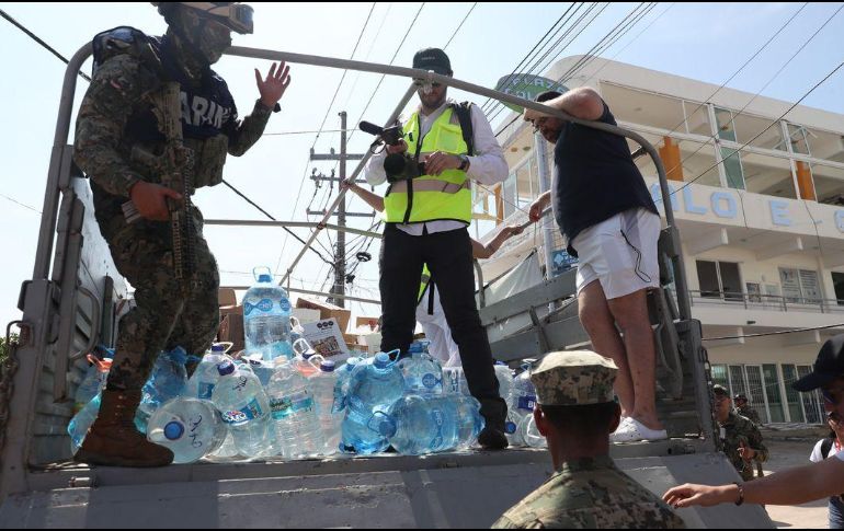 Los uniformados elaboraron y distribuyeron despensas a los afectados con el apoyo logístico de embarcaciones, aeronaves y vehículos de la Armada de México. SUN / ARCHIVO