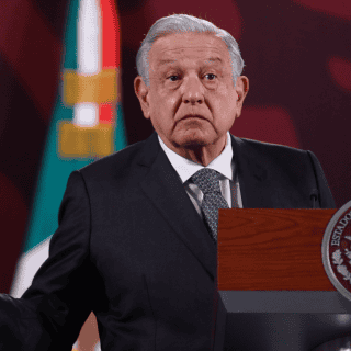 López Obrador proyecta otra vez carta de corresponsal de NYT, pero tapa número de teléfono