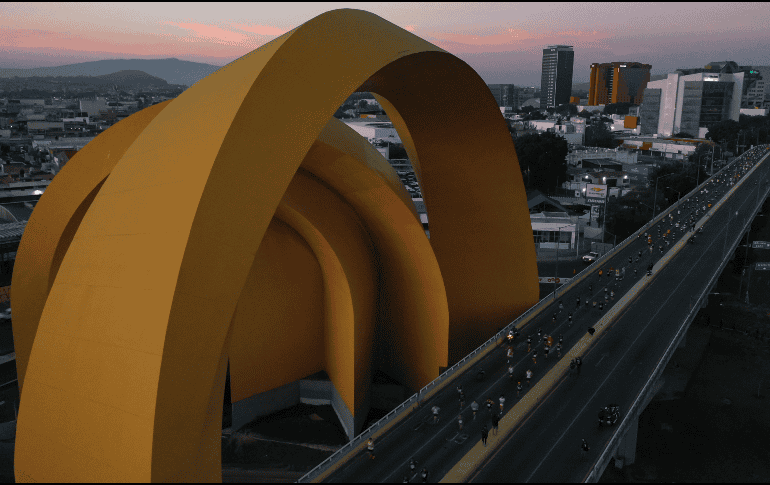 El Medio Maratón Guadalajara Electrolit 2025 no solo desafía a los corredores, sino que también celebra la cultura y el espíritu deportivo de la ciudad. EFE / F. Guasco.