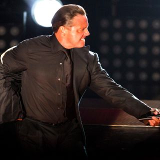 Luis Miguel se deja ver enamorado junto a su novia