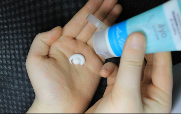 Es recomendable volver a aplicarlo cada dos horas o después de cada baño en la piscina o el mar. UNSPLASH /  C. Watson