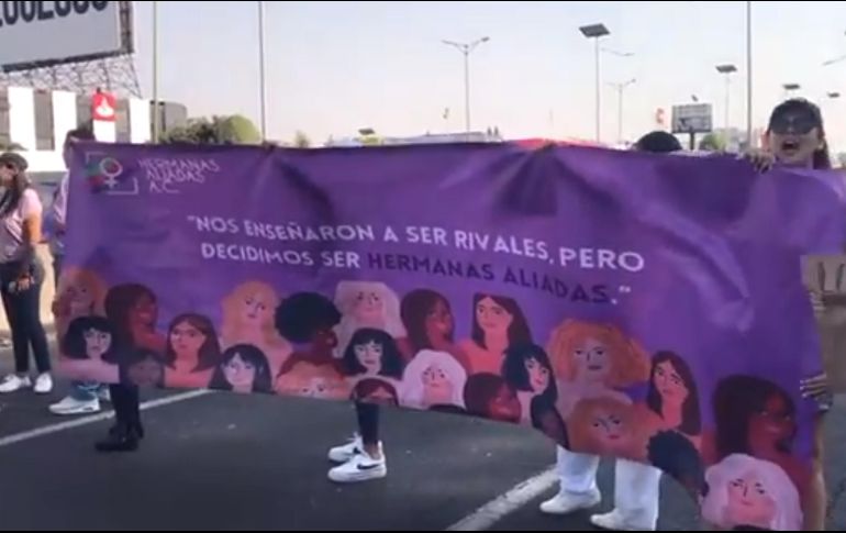 Hace tres horas que se mantiene el bloqueo en Periférico Norte, con miles de vehículos detenidos en ambas direcciones, excepto en los carriles laterales que van hacia Tlalnepantla, que permanecen despejados. SUN