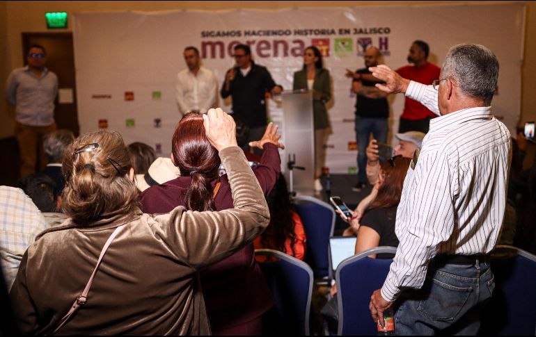 Un grupo de simpatizantes de Morena interrumpió el salón donde cuestionaron las elecciones internas. EL INFORMADOR / H. Figueroa