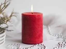 Para este ritual es necesario una vela roja, una cinta dorada y una copa de licor. UNSPLASH/Sixteen Miles Out