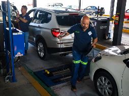 Durante la inspección, se evalúa la emisión de gases contaminantes, lo que contribuye a la protección del aire y la calidad del medio ambiente. EL INFORMADOR / A. Navarro