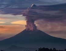 De momento el semáforo de alerta se encuentra en color amarillo; hay una actividad considerable con emisiones de ceniza, gas y explosiones de baja intensidad. NTX/ARCHIVO