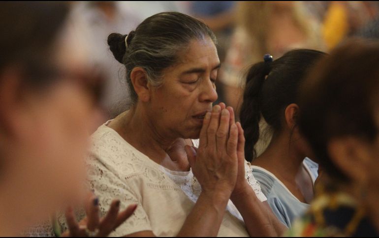 Esta oración es una tradición entre los católicos, sobre todo entre las personas adultas mayores al comerzar cada mes, como hoy, que inciia marzo. EL INFORMADOR / ARCHIVO