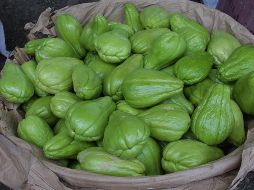 El chayote ofrece un significativo aporte de vitaminas pertenecientes al complejo B que influyen en el metabolismo energético de nuestro cuerpo y refuerza nuestro sistema inmunológico. EL INFORMADOR / ARCHIVO
