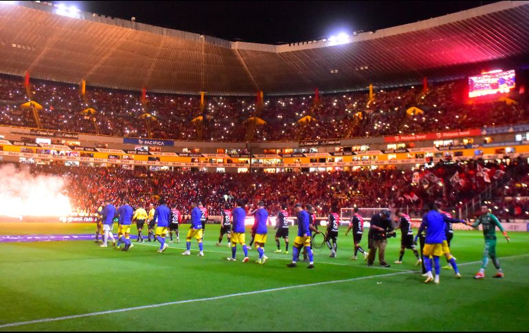 Americanistas y rojinegros se enfrascaban en porras, gritos, también algunos improperios, todo con tal de buscar apoyar a sus jugadores. IMAGO7.