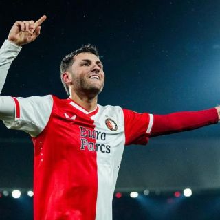 Santiago Giménez anota gol ante el PSV Eindhoven del "Chucky" Lozano