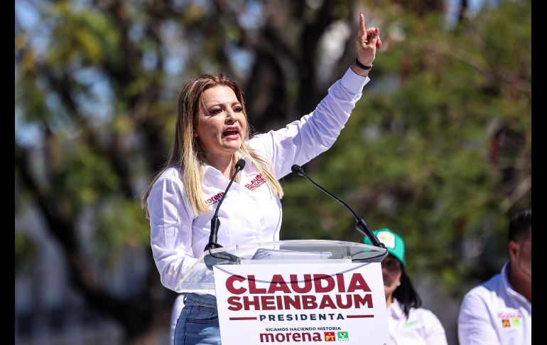 Ante la visita de Claudia Sheinbaum a Guadalajara y frente a miles de simpatizantes de la coalición Sigamos Haciendo Historia en Jalisco, la candidata a la gubernatura, Claudia Delgadillo, presentó un decálogo de ejes temáticos para sus propuestas de campaña. EL INFORMADOR / H. Figueroa