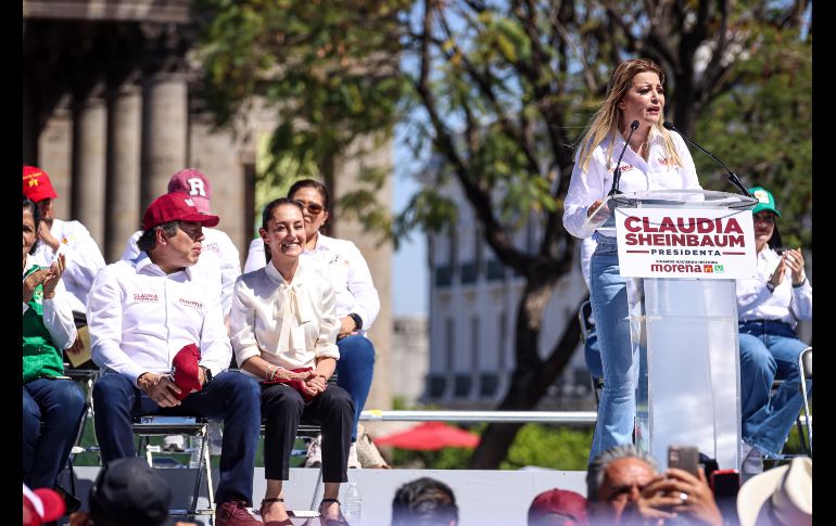 Ante la visita de Claudia Sheinbaum a Guadalajara y frente a miles de simpatizantes de la coalición Sigamos Haciendo Historia en Jalisco, la candidata a la gubernatura, Claudia Delgadillo, presentó un decálogo de ejes temáticos para sus propuestas de campaña. EL INFORMADOR / H. Figueroa