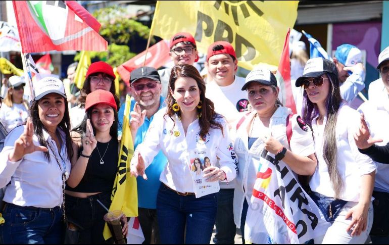 Laura Haro comenzó en el tianguis de Tonalá, acompañada por el candidato a la alcaldía de este municipio, Oswaldo Sánchez. CORTESÍA/ PRI Jalisco.
