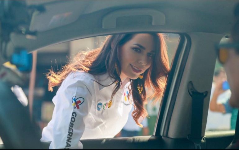 Laura Haro comenzó en el tianguis de Tonalá, acompañada por el candidato a la alcaldía de este municipio, Oswaldo Sánchez. CORTESÍA/ PRI Jalisco.