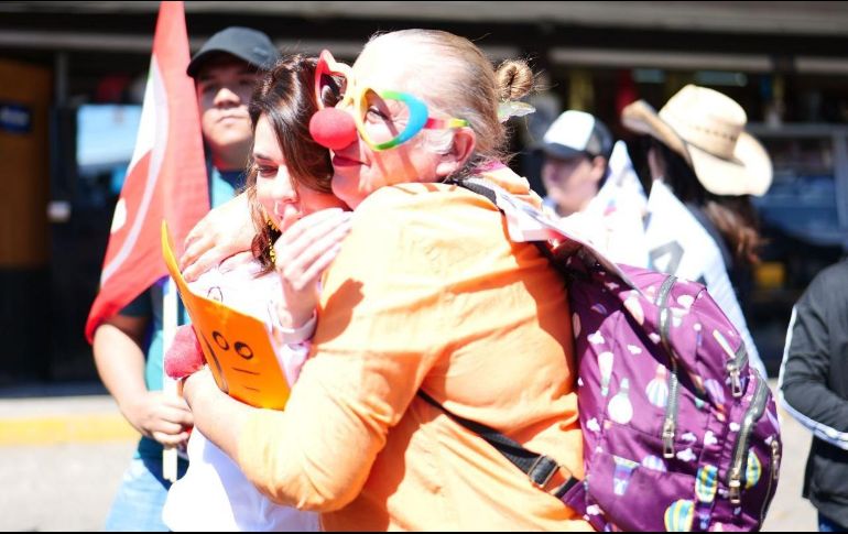 Laura Haro comenzó en el tianguis de Tonalá, acompañada por el candidato a la alcaldía de este municipio, Oswaldo Sánchez. CORTESÍA/ PRI Jalisco.