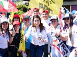 Laura Haro comenzó en el tianguis de Tonalá, acompañada por el candidato a la alcaldía de este municipio, Oswaldo Sánchez. CORTESÍA/ PRI Jalisco.