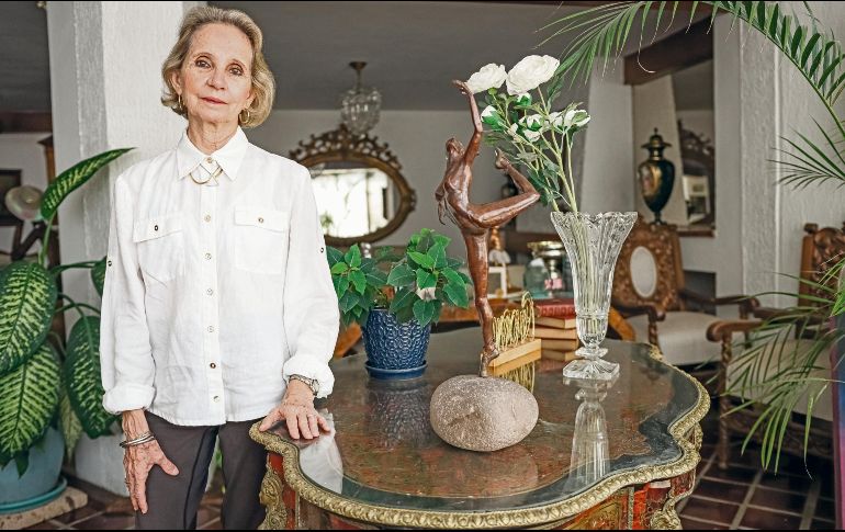 Doris Topete, la maestra, bailarina y coreógrafa posa desde su hogar. EL INFORMADOR/ H. Figueroa