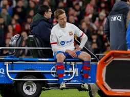 Frenkie de Jong al momento de retirarse del campo del estadio de San Mamés. EFE/M. Toña