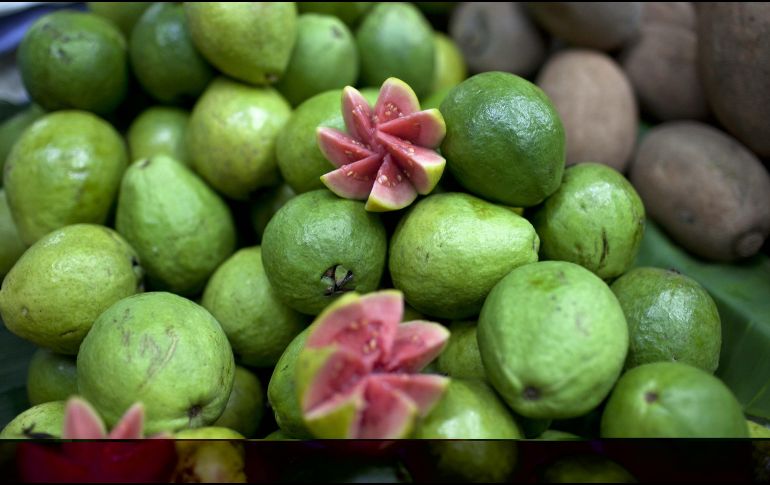 La guayaba es una de las frutas favoritas de muchos por su sabor fresco y singular aroma. EFE / ARCHIVO