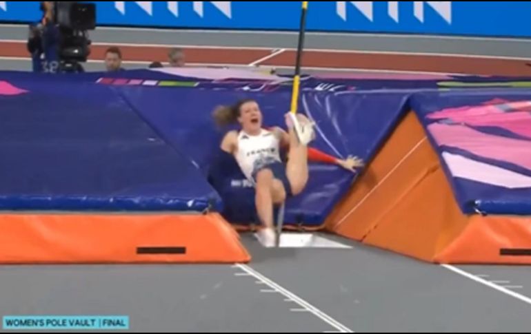 Margot Chevrier gritó de dolor y fue atendida por el equipo médico, que tras quince minutos la trasladó a un hospital cercano. ESPECIAL / Captura de pantalla