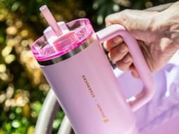 El vaso de Starbucks ocasiono que se formaran largas filas y disputas por conseguirlo. INSTAGRAM/@starbucksmex