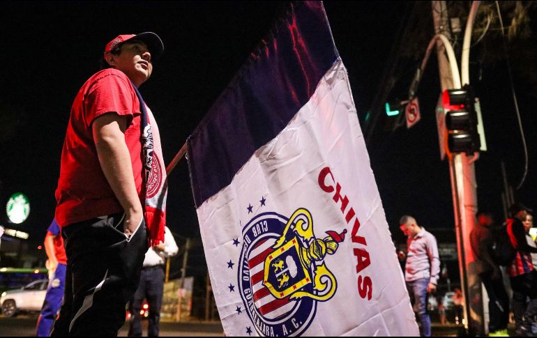 Esta noche los aficionados del Guadalajara acudieron al hotel de concentración del equipo tapatío para realizar la ya tradicional serenata en apoyo al conjunto rojiblanco. EL INFORMADOR/ H. Figueroa.
