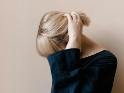 No todos los casos de caspa requieren un tratamiento médico; sin embargo, si la afección no mejora con el uso regular de un shampoo anticaspa, se debe acudir con un dermatólogo. ESPECIAL / Foto de Andrew Neel en Unsplash