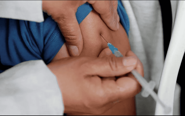 The Lancet es enfático y señala en su artículo, que no respaldan la hipervacunación como estrategia para mejorar la inmunidad adaptativa. EFE / ARCHIVO