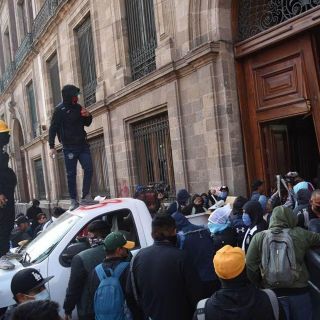 Normalistas derriban puerta de Palacio Nacional