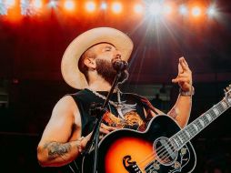 El artista del regional mexicano ha cautivado a miles de personas de México y de otros países con su música, la cual tiene un estilo único por su voz y eso lo ha catapultado a ser uno de los mejores cantantes del momento. INSTAGRAM / carinleonoficial