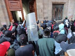 Fuentes federales informaron que agentes de la Agencia de Investigación Criminal (AIC) y peritos de la FGR acudieron a la calle de Moneda, en el Centro Histórico de la capital del país, para recabar evidencia y agregar la investigación contra quien o quienes resulten responsables. EFE/ M. Hartz