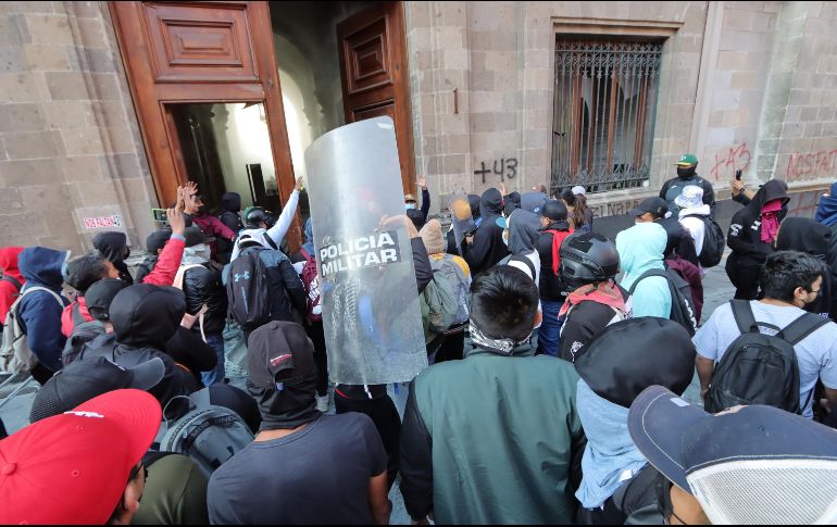 Fuentes federales informaron que agentes de la Agencia de Investigación Criminal (AIC) y peritos de la FGR acudieron a la calle de Moneda, en el Centro Histórico de la capital del país, para recabar evidencia y agregar la investigación contra quien o quienes resulten responsables. EFE/ M. Hartz