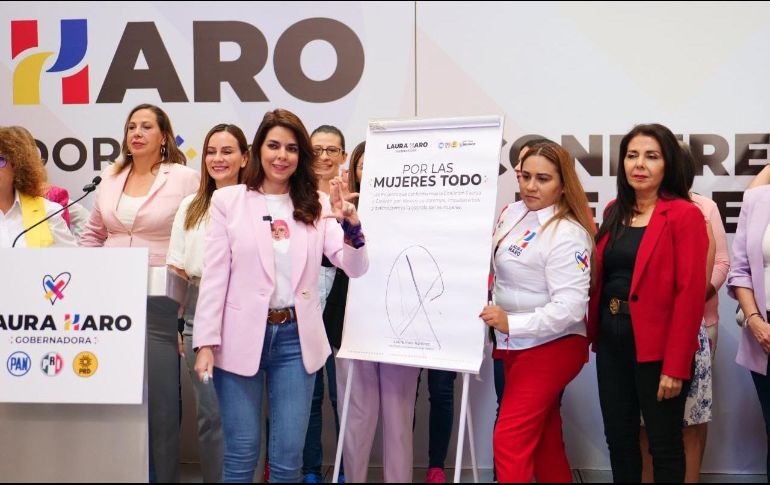 Laura Haro, acompañada de candidatas a distintos cargos de elección popular, firmó la “Plataforma para las Mujeres 2024-2030” como un compromiso bajo la leyenda “Por las mujeres todo”. CORTESÍA/ PRI Jalisco.