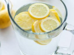 Incluso en las noches calurosas, el cuerpo se deshidrata y no hacemos nada para volverlo a hidratar hasta que despertamos. UNSPLASH / J. Zolotova