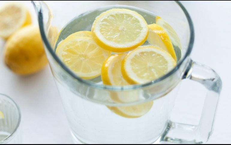 Incluso en las noches calurosas, el cuerpo se deshidrata y no hacemos nada para volverlo a hidratar hasta que despertamos. UNSPLASH / J. Zolotova