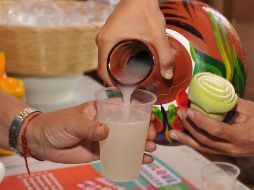 La producción de aguamiel y pulque requiere de estas personas que extraen el líquido del agave pulquero. NOTIMEX / ARCHIVO