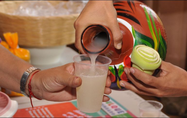 La producción de aguamiel y pulque requiere de estas personas que extraen el líquido del agave pulquero. NOTIMEX / ARCHIVO