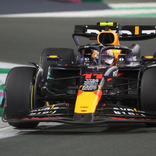 Checo Pérez tiene un día aceptable en Arabia Saudita