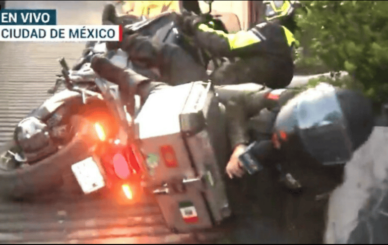 Aunque terminaron en el suelo, estos expertos no perdieron la compostura frente a la preocupación de sus colegas de transmisión. X/@AztecaNoticias